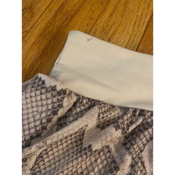 Varley Women's Snake Print pull on back zipper pocket Athletic Shorts sz Small - Picture 3 of 7